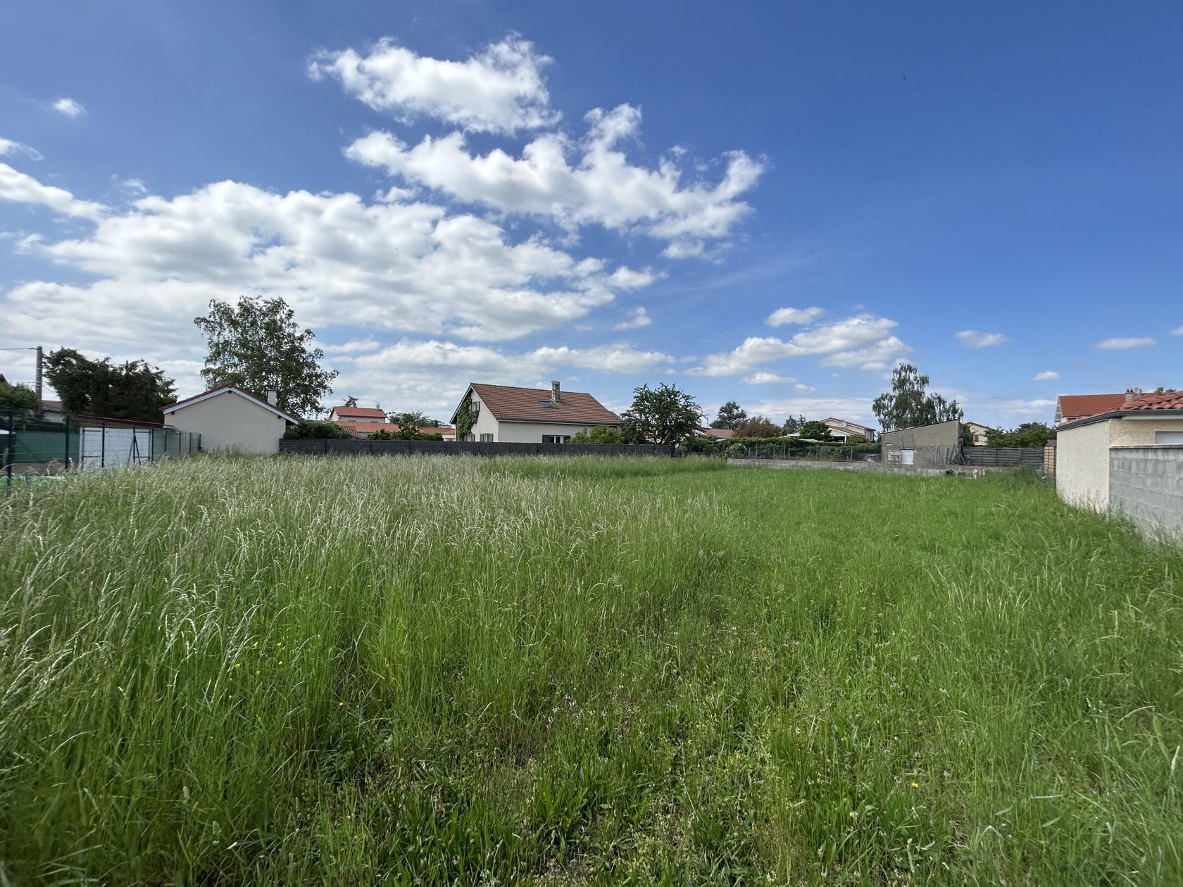 Terrain à bâtir de 599 m² à VEAUCHE (42)