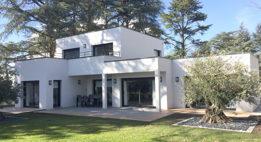 Maison moderne avec toit-plat et beau jardin avec olivier