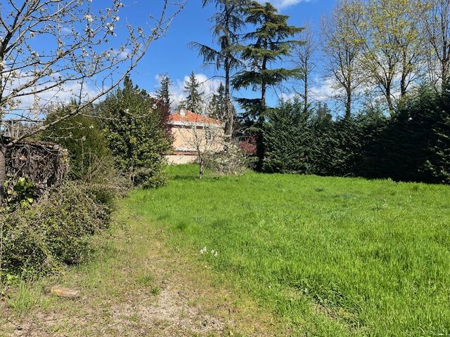 Terrain à bâtir de 850 m² à VEAUCHE (42)