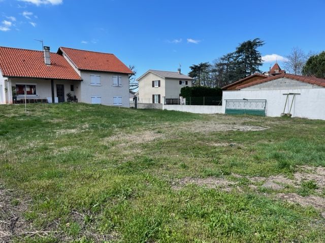 Terrain à bâtir de 587 m² à VEAUCHE (42)
